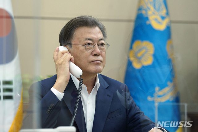 [서울=뉴시스] 문재인 대통령이 7일 오후 청와대 여민관 소회의실에서 우르줄라 폰데어라이엔 EU 집행위원장과 통화하고 있다. (사진=청와대 제공) 2022.02.07