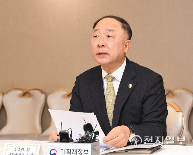 홍남기 경제부총리 겸 기획재정부 장관이 3일 정부서울청사에서 열린 제38차 부동산시장 점검 관계장관회의를 주재하며 발언하고 있다. (제공: 기획재정부) ⓒ천지일보 2022.2.3