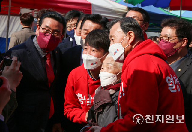 [천지일보 천안=박주환 기자] 국민의힘 이준석 대표가 11일 윤석열 대선후보의 공약홍보를 위한 열정열차를 타고 충남 홍성군 전통시장에 도착해 할머니와 사진을 찍고 있다. ⓒ천지일보 2022.2.11
