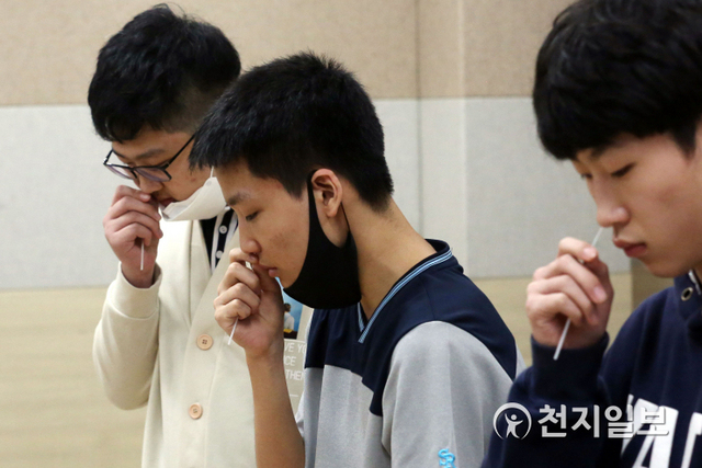 [천지일보=남승우 기자] 3일 오후 서울 강남구 서울로봇고등학교에서 학생들이 신종 코로나바이러스 감염증(코로나19) 자가검사키트를 사용해보고 있다. 서울시는 4일부터 다음달 23일까지 7주간 기숙학교 19곳을 대상으로 자가검사키트 도입 시범사업을 실시한다. 시범사업 대상은 자가검사키트 도입을 희망한 기숙학교 19개교 학생, 교직원 등 5458명이다. 대상자는 기숙사 입·퇴소시 주 2회 자가검사키트 검사를 받게 된다. ⓒ천지일보 2021.6.3