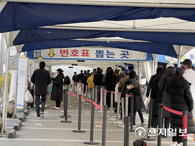 안산보건소에서 코로나19 검사를 기다리고 있다. ⓒ천지일보 2022.2.11