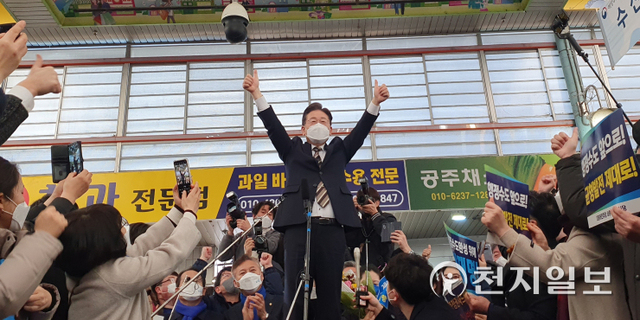 [천지일보=윤혜나 기자] 더불어민주당 이재명 대선 후보가 세종 지역 전통시장에서 즉석연설을 하고 있다. ⓒ천지일보 2022.2.12