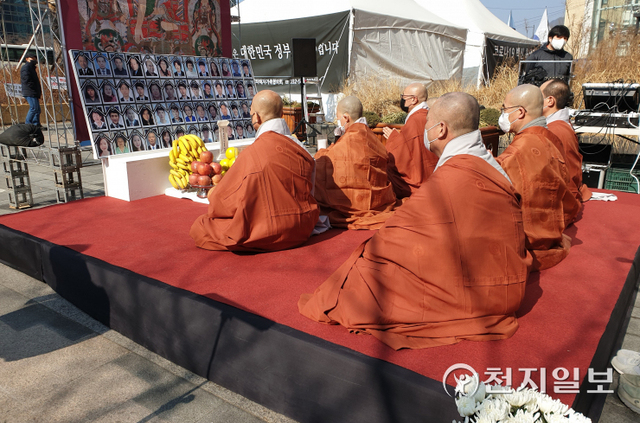 [천지일보=황해연 기자] 대한불교조계종 사회노동위원회와 코로나19 백신 피해자 가족협의회(코백회)가 12일 서울 종로구 청계광장에서 개최한 ‘신종 코로나바이러스 감염증(코로나19) 백신 희생자 추모 및 진상규명과 피해자 대책마련 촉구 기도회’를 개최해 기도회를 진행하고 있다. ⓒ천지일보 2022.2.12