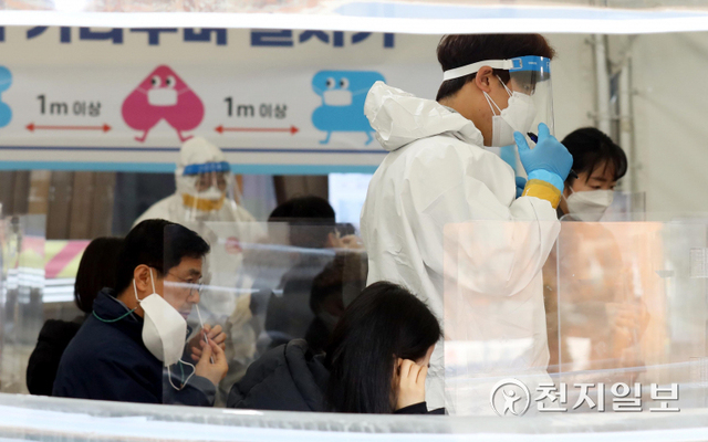 [천지일보=남승우 기자] 신종 코로나바이러스 감염증(코로나19) 신규 확진자가 5만 3926명으로 집계된 11일 오후 서울 송파구보건소 선별진료소에서 시민들이 신속항원검사를 받고 있다. ⓒ천지일보 2022.2.11