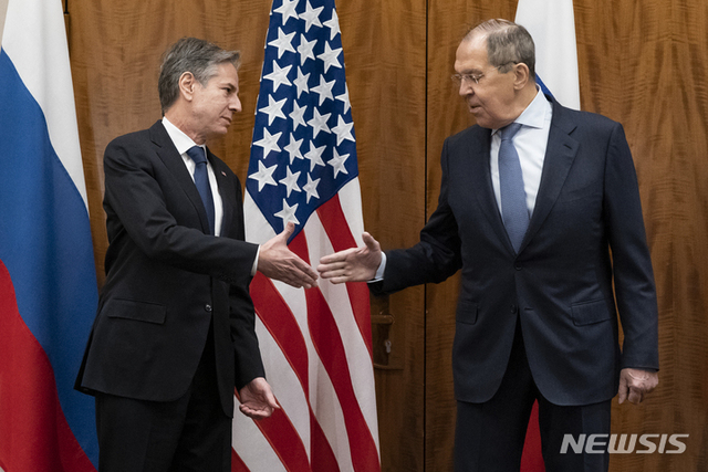 토니 블링컨 미국 국무장관(왼쪽)과 세르게이 라브로프 러시아 외무장관이 21일(현지시간) 스위스 제네바에서 회담에 앞서 악수를 하고 있다. 2022.01.21. (출처: 뉴시스)