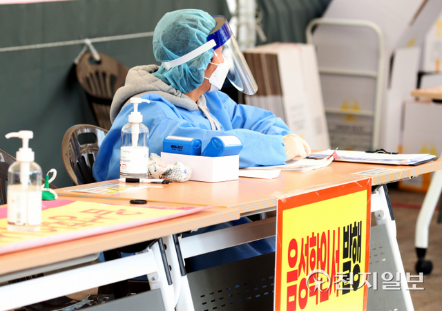 [천지일보=박준성 기자] 질병관리청 중앙방역대책본부(방대본)는 12일 0시 기준 신종 코로나바이러스 감염증(코로나19) 신규 확진자가 5만 4941명 발생했다고 밝혔다. 사흘 연속으로 5만명대를 기록했다. 이날 서울 중구 서울시청광장에 마련된 코로나19 선별검사소에서 의료진들이 코로나 자가 검사를 마친 시민들을 기다리고 있다. ⓒ천지일보 2022.2.12