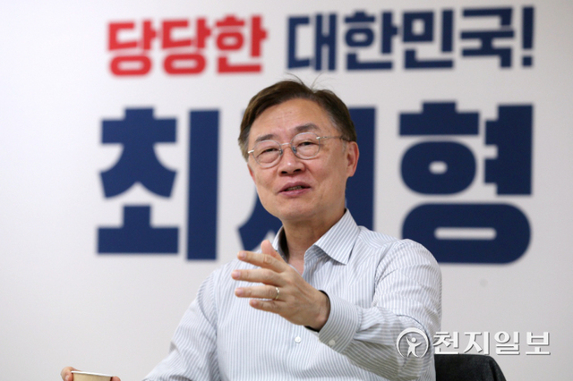 [천지일보=박준성 기자] 국민의힘 대권주자인 최재형 전 감사원장이 3일 오후 서울 여의도 캠프에서 청년들로 구성된 ‘거꾸로 멘토단’과 토론을 하고 있다. 최 전 원장은 이날 창단한 ‘거꾸로 멘토단’의 멘티가 돼 청년 멘토들의 다양한 정책과 의견을 경청했다. (제공: 최재형 캠프) ⓒ천지일보 2021.10.3