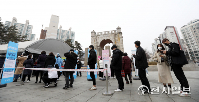 [천지일보=남승우 기자] 신종 코로나바이러스 감염증(코로나19) 신규 확진자가 5만 6431명으로 집계된 13일 오후 서울 서대문구 독립문 광장에 마련된 임시 선별검사소에서 시민들이 코로나19 검사를 받기 위해 길게 줄을 서서 기다리고 있다. ⓒ천지일보 2022.2.13