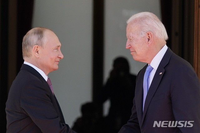 조 바이든(오른쪽) 미국 대통령과 블라디미르 푸틴 러시아 대통령이 16일(현지시간) 정상 회담이 열리는 스위스 제네바의 '빌라 라 그랑주'에 도착해 악수하고 있다. (출처: 뉴시스)