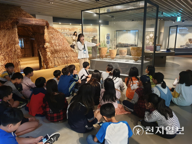 시흥오이도박물관을 찾은 학생들이 가이드 의 설명의 듣고 있는 모습. (제공: 시흥오이도박물관) ⓒ천지일보 2022.2.13