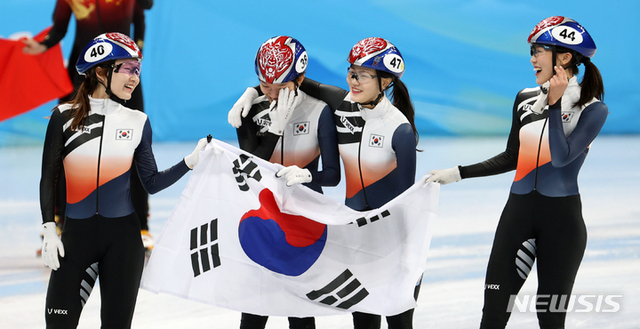 13일 오후 중국 베이징 캐피털 실내경기장에서 열린 2022 베이징 동계올림픽 쇼트트랙 여자 계주 3000m 결승, 은메달을 차지한 대한민국 대표팀이 기뻐하고 있다. (출처: 뉴시스)