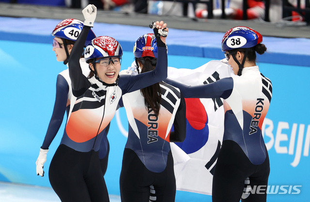 13일 오후 중국 베이징 캐피털 실내경기장에서 열린 2022 베이징 동계올림픽 쇼트트랙 여자 계주 3000m 결승, 은메달을 차지한 대한민국 대표팀이 기뻐하고 있다. (출처: 뉴시스)