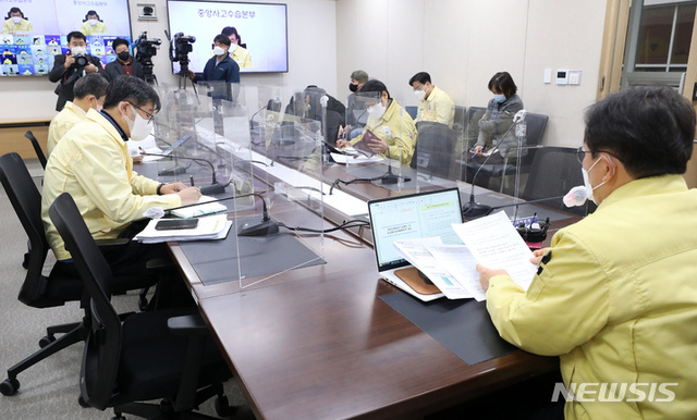 [세종=뉴시스] 권덕철 중앙재난안전대책본부 1차장(보건복지부 장관)이 14일 오전 정부세종청사에서 열린 코로나19 대응 중대본 회의에서 모두발언을 하고 있다. 2022.02.14.