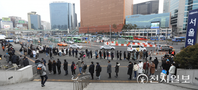 [천지일보=남승우 기자] 신종 코로나바이러스 감염증(코로나19) 신규 확진자가 5만 4619명으로 집계된 14일 오전 서울역 광장 임시 선별검사소에서 시민들이 코로나19 검사를 받기 위해 길게 줄을 서서 기다리고 있다. ⓒ천지일보 2022.2.14