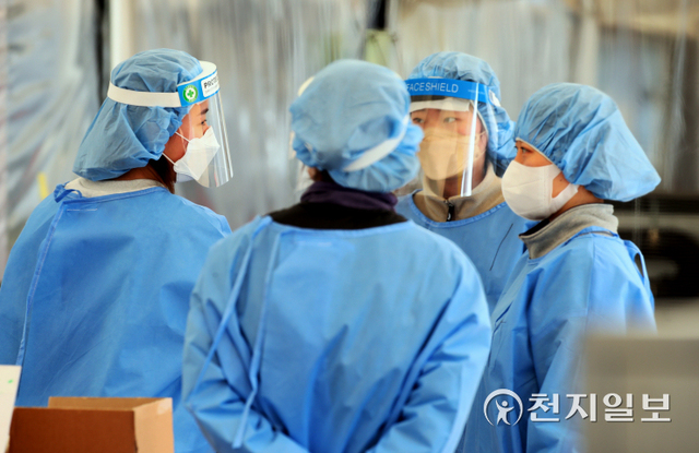 [천지일보=박준성 기자] 질병관리청 중앙방역대책본부(방대본)는 12일 0시 기준 신종 코로나바이러스 감염증(코로나19) 신규 확진자가 5만 4941명 발생했다고 밝혔다. 사흘 연속으로 5만명대를 기록했다. 이날 서울 중구 서울시청광장에 마련된 코로나19 선별검사소에서 의료진들이 코로나 자가 검사를 마친 시민들을 기다리고 있다. ⓒ천지일보 2022.2.12