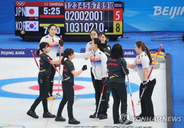 베이징=연합뉴스) 임화영 기자 = 14일 오후 중국 베이징 국립 아쿠아틱 센터에서 열린 2022 베이징 동계올림픽 여자 컬링 리그 6차전 한국과 일본의 경기에서 10-5로 승리한 한국 선수들이 일본 선수들과 인사하고 있다. 2022.2.14