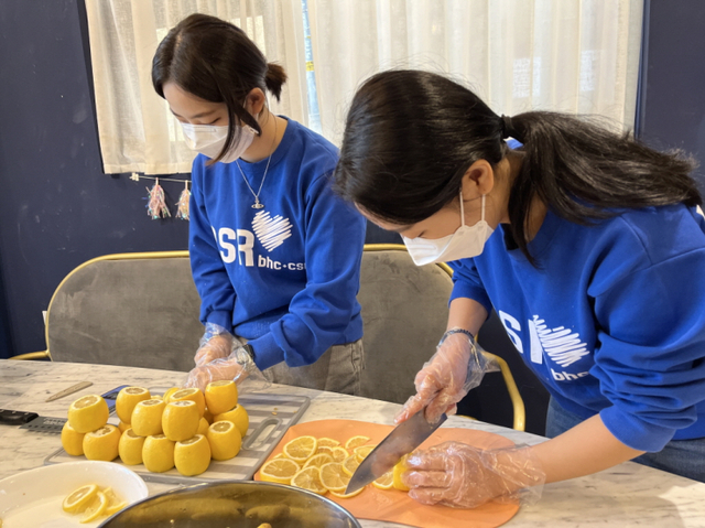 해바라기 봉사단 6기 1조가 지난 8일 서울 마포구 일대에서 수제청을 만들고 있다. (제공: bhc치킨)