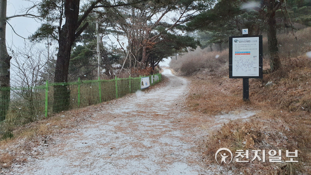 [천지일보 남원=류보영 기자 ]전북 9개 시·군에 대설주의보가 발효된 17일 오후 남원시 바래봉 등산로 초입부에 눈이 내려 쌓여있다. 이날은 대설주의보가 전주, 익산, 군산, 김제, 고창, 부안, 정읍, 임실, 순창에 내려졌으며 한파주의보가 남원, 순창, 임실, 무주, 진안, 완주, 장수에 발효됐다. ⓒ천지일보 2021.12.17
