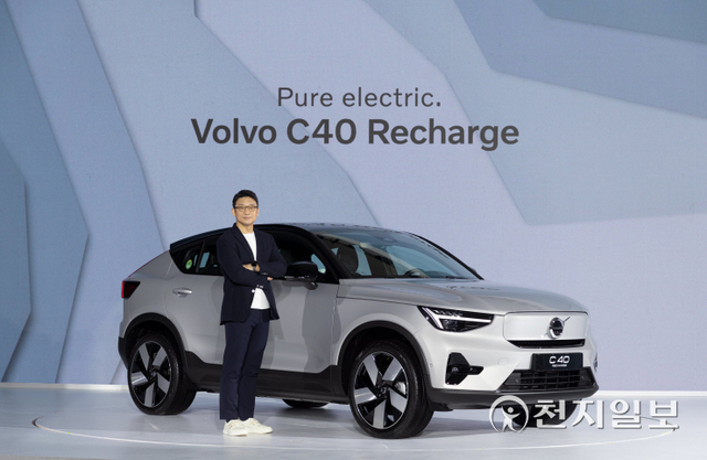 볼보자동차코리아가 볼보 최초의 쿠페형 순수 전기 SUV ‘C40 Recharge(리차지)’를 공개했다고 15일 밝혔다. 사진은 이윤모 볼보자동차코리아 대표가 C40 리차지 옆에서 포즈를 취하고 있는 모습. (제공: 볼보자동차코리아) ⓒ천지일보 2022.2.15
