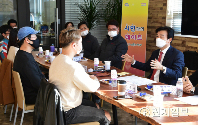 12일 오후 경남 진주시 충무공동의 ㈜에이엔에이치스트럭쳐 내 카페에서 조규일 시장을 비롯한 카나리아 협동조합원들이 참석한 가운데 ‘시민과의 데이트’ 행사가 열리고 있다. (제공: 진주시) ⓒ천지일보 2020.11.12