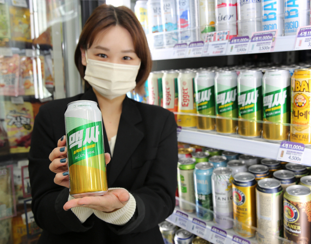 모델이 GS25에서 ‘맥싸’를 선보이고 있다. (제공: GS리테일)