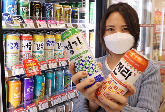 모델이 CU에서 판매되는 맥주를 선보이고 있다. (제공: BGF리테일)