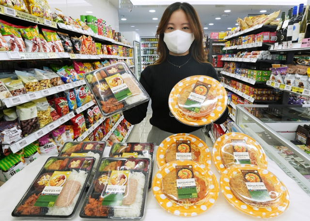 모델이 제일맛집시리즈 도시락 2종을 선보이고 있다. (제공: 세븐일레븐)