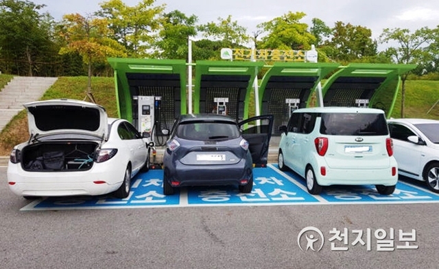 전기자동차 충전소 설치 모습. (제공: 진주시) ⓒ천지일보 2019.6.3
