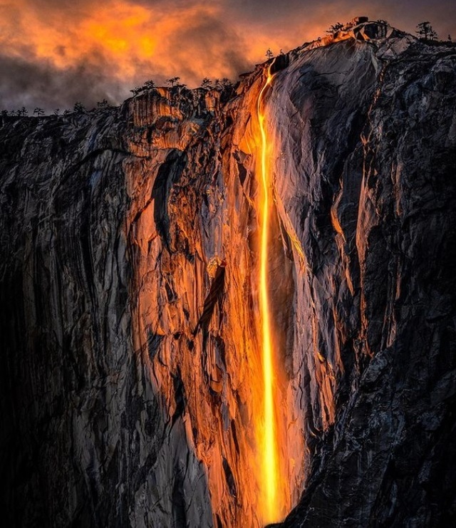 [서울=뉴시스] 미국 캘리포니아주 요세미티 국립공원에 있는 호스테일 폭포가 빛을 받아 마치 용암이 흐르는 것처럼 보인다. (출처: 인스타그램 갈무리) 2022.02.16
