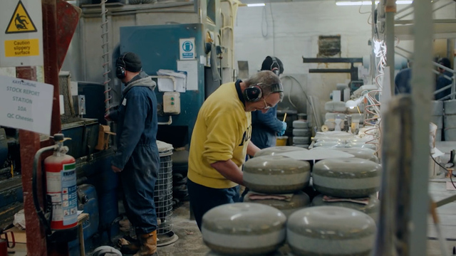 동계 올림픽 컬링 종목에 사용되는 컬링 스톤을 생산하는 스코틀랜드 케이 컬링 작업장. 출처: 유튜브 Guardian sport