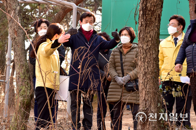 조규일 진주시장(가운데)이 16일 상대동 ‘선학공원 공중화장실’ 설치공사 현장을 찾아 사업현황을 점검하고 있다. (제공: 진주시) ⓒ천지일보 2022.2.16