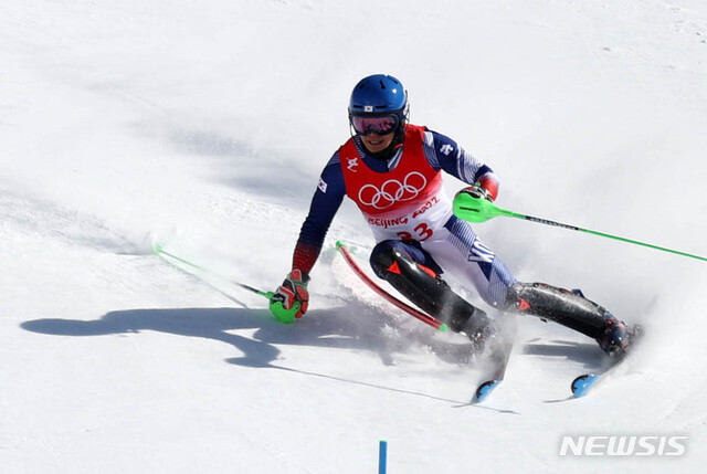 16일 베이징 옌칭 국립 알파인 스키센터에서 열린 2022 베이징 동계올림픽 알파인스키 남자 회전 런 2차 경기에 출전한 한국 정동현이 힘차게 질주를 하고 있다. (출처: 뉴시스)