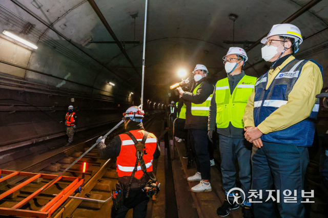 조경식 과학기술정보통신부 제2차관이 16일 오전 12시 30분 5G 28㎓ 장비 구축 관련 안전사항을 점검하고 있다. (제공: 과학기술정보통신부) ⓒ천지일보 2022.2.16