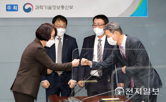 [천지일보=남승우 기자] 임혜숙 과학기술정보통신부 장관과 통신3사 대표들이 17일 오전 서울 중구 포스트타워에서 열린 ‘과기부-통신3사 CEO간담회’에서 인사를 나누고 있다. 왼쪽부터 구현모 KT 대표, 임 장관, 유영상 SK텔레콤 대표, 황현식 LG유플러스 대표. ⓒ천지일보 2022.2.17