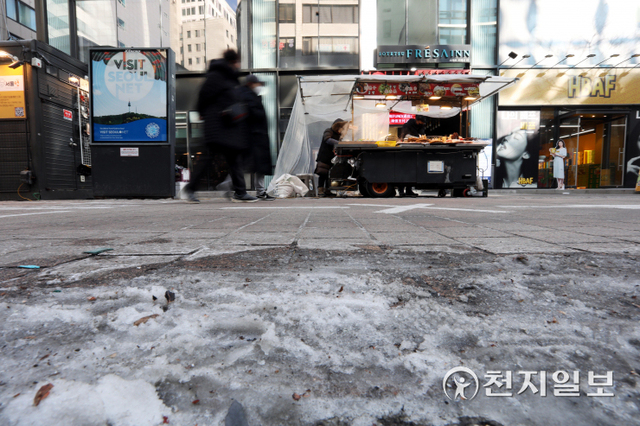 [천지일보=남승우 기자] 신종 코로나바이러스 감염증(코로나19) 오미크론 변이 확산세가 거센 가운데 6일 오후 서울 중구 명동거리가 한산한 모습을 보이고 있다. ⓒ천지일보 2022.2.6