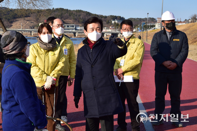 조규일 진주시장(가운데)이 ‘남강둔치 친수공간 조성사업’이 추진되는 상평동 대림아파트 앞 둔치 현장을 방문해 사업 현황을 점검하고 있다. (제공: 진주시) ⓒ천지일보 2022.2.18