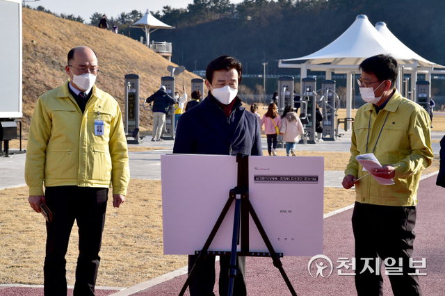 조규일 진주시장(가운데)이 ‘남강둔치 친수공간 조성사업’이 추진되는 둔치 현장을 방문해 사업 현황을 점검하고 있다. (제공: 진주시) ⓒ천지일보 2022.2.18