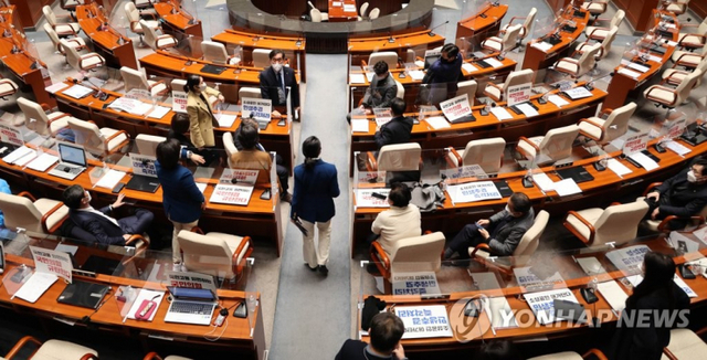 (서울=연합뉴스) 맹성규 간사를 비롯한 더불어민주당 국회 예결위원들이 18일 오후 예결위 전체회의가 정회된 뒤 서울 여의도 국회 예결위 회의장에서 회의 속개 촉구 농성을 시작하고 있다. 2022.2.18