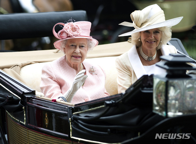 [애스콧(영국)=AP/뉴시스]영국 엘리자베스 여왕(왼쪽)과 카밀라 파커볼스(오른쪽)가 2013년 6월 18일(현지시간) 런던 애스콧에서 열린 경마대회에 참석하고 있다. 2022.02.06