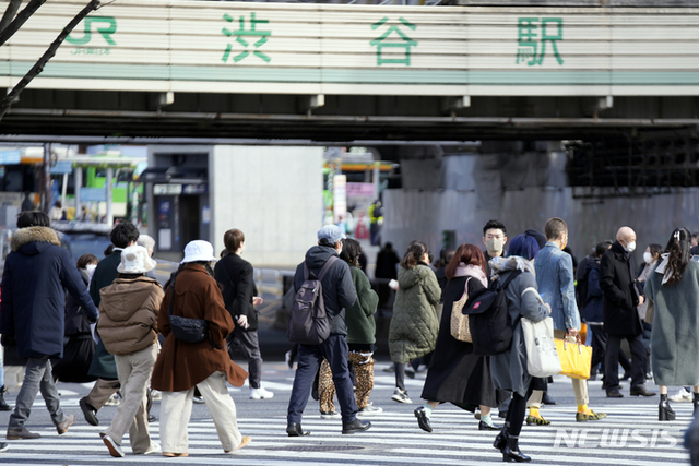 21일 일본 도쿄에서 코로나19 확산을 막기 위해 마스크를 쓴 시민들이 건널목을 건너고 있다. 오미크론 변이가 확산하면서 도쿄에 이어 오사카도 중앙정부에 코로나19 비상조치로 만연 방지 등 중점조치 적용 요청을 결정했다. (출처: 뉴시스)