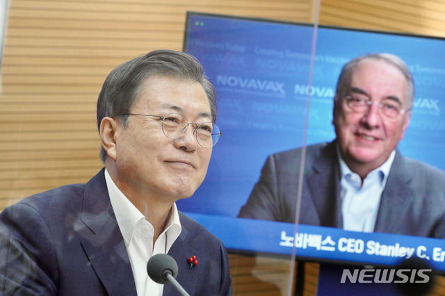 문재인 대통령이 지난 20일 오전 경북 안동시 SK바이오사이언스 공장에서 열린 '코로나19 백신 기업 영상 간담회'에 참석해 노바백스사의 스탠리 에르크 대표이사와 영상 통화를 하고 있다. (출처: 뉴시스)
