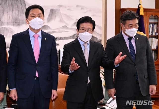 박병석 국회의장과 여야 원내대표가 14일 서울 여의도 국회 의장실에서 열린 추경안 처리 관련 회동에서 기념촬영을 하고 있다. (출처: 뉴시스)