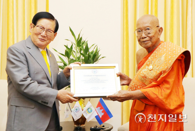2019년 2월 22일 캄보디아나 호텔에서 이만희 HWPL 대표와 캄보디아 불교 최고 지도자인 텝봉 승왕이 평화를 위해 협력할 것을 다짐하며 기념 촬영을 하고 있다. (제공: HWPL) ⓒ천지일보 2022.2.23