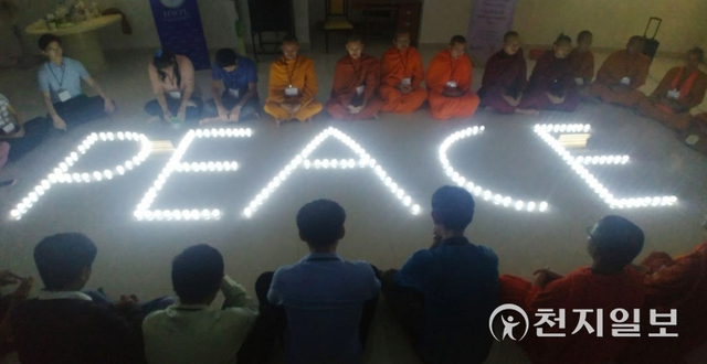2019년 2월 7일 캄보디아 프놈펜 알-세르칼 이슬람 사원에서 열린 ‘제2회 HWPL 종교평화캠프(2일차)’에서 참가자들이 평화를 염원하는 행사를 진행하고 있다. (제공: HWPL) ⓒ천지일보 2022.2.23
