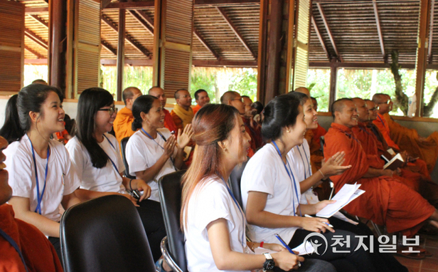 2017년 7월 4일 캄보디아 프놈펜 피크닉 캠프장 캄퐁세일라에서 진행된 ‘제1회 HWPL 종교평화캠프(4일차)’에서 참석자들이 평화에 대한 강연을 듣고 있다. (제공: HWPL) ⓒ천지일보 2022.2.23