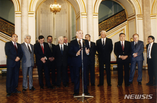 1991년 10월 18일 미하일 고르바초프 소련 대통령(가운데)이 모스크바 크렘린궁에서 경제연합 합의에 서명한 후 연설하고 있다. 그 해에 고르바초프 대통령은 필사적으로 소련 공화국들의 독립을 막으려고 노력했으나 1991년 12월 8일 러시아, 우크라이나, 벨라루스 지도자들은 소련이 존재하지 않는다고 선언했다. (출처: 뉴시스)