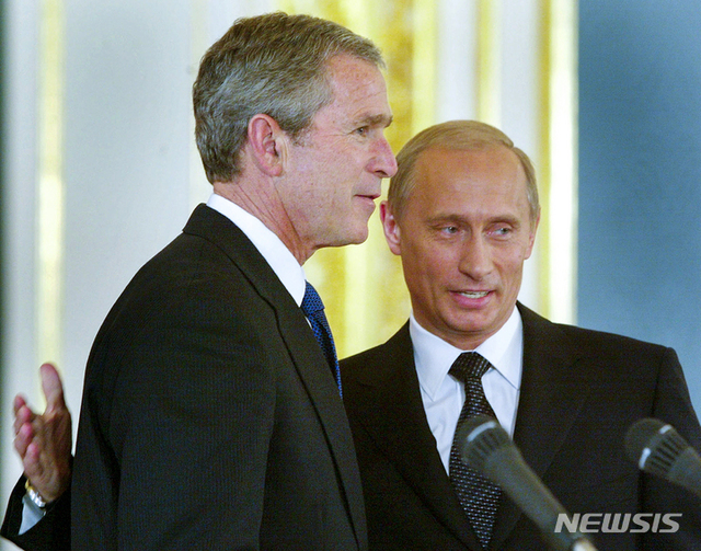 2002년 5월 24일 러시아 모스크바 크렘린궁에서 조지 W. 부시 대통령(왼쪽)이 블라디미르 푸틴 러시아 대통령과 기자회견을 가졌다. (출처: 뉴시스)