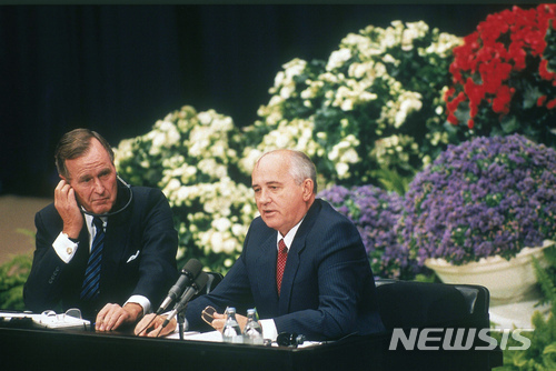 1990년 9월 당시 조지 H.W. 부시 미국 대통령(왼쪽)과 미하일 고르바초프 소련 대통령이 핀란드 헬싱키 정상회담을 열고 발언하고 있다. (출처: 뉴시스)