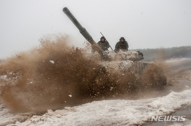 10일(현지시간) 우크라이나군 탱크가 우크라이나 하르키우 근처에서 군사훈련 중 이동하고 있다. (출처: 뉴시스)