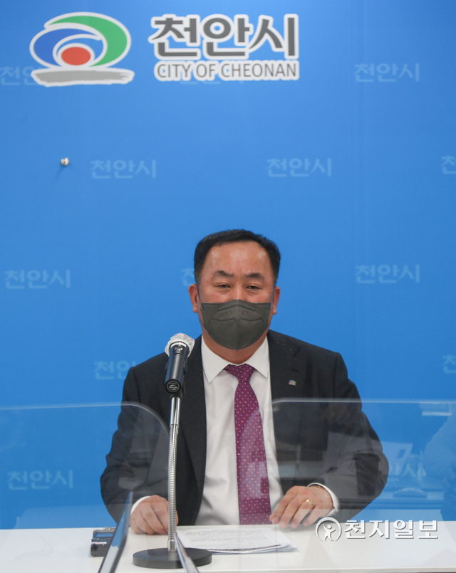 [천지일보 천안=박주환 기자] 충남 천안시 한권석 경제기획국장이 24일 오전 반도체 분야 1800여억원 외국인 투자유치와 관련해 브리핑을 하고 있다. ⓒ천지일보 2022.2.24